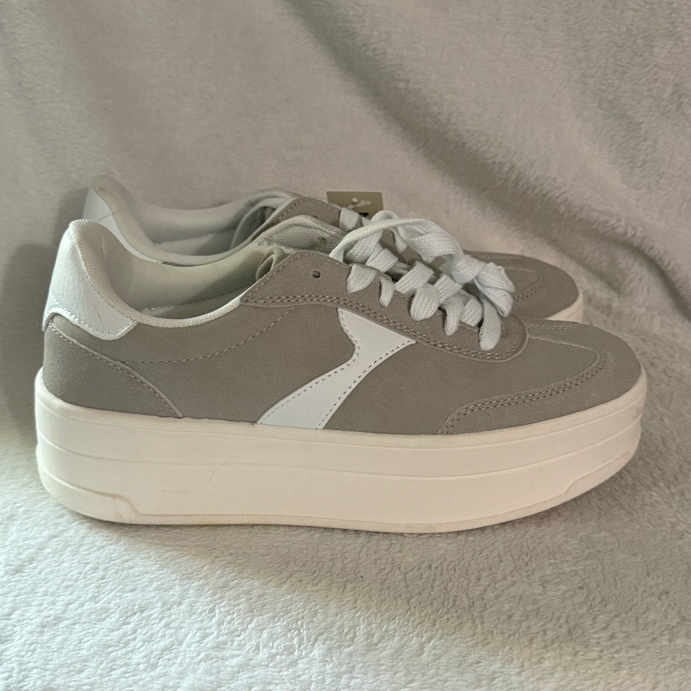 No Boundaries Size 9 Women's Platform Sneakers in Gray and White Memory Foam New